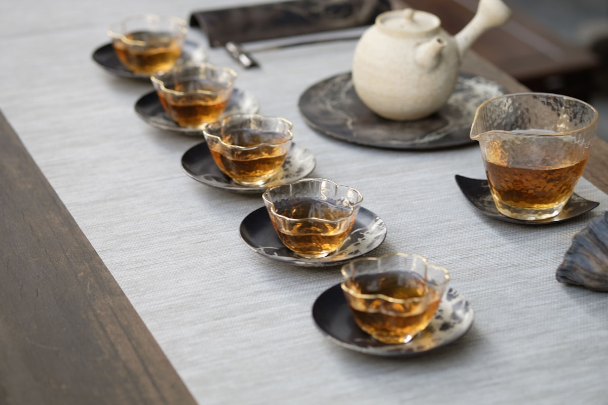 Petites tasses de thé servies sur le plateau