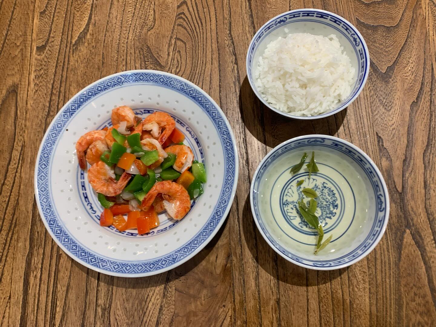 Crevettes aux poivrons et thé vert Long Jing