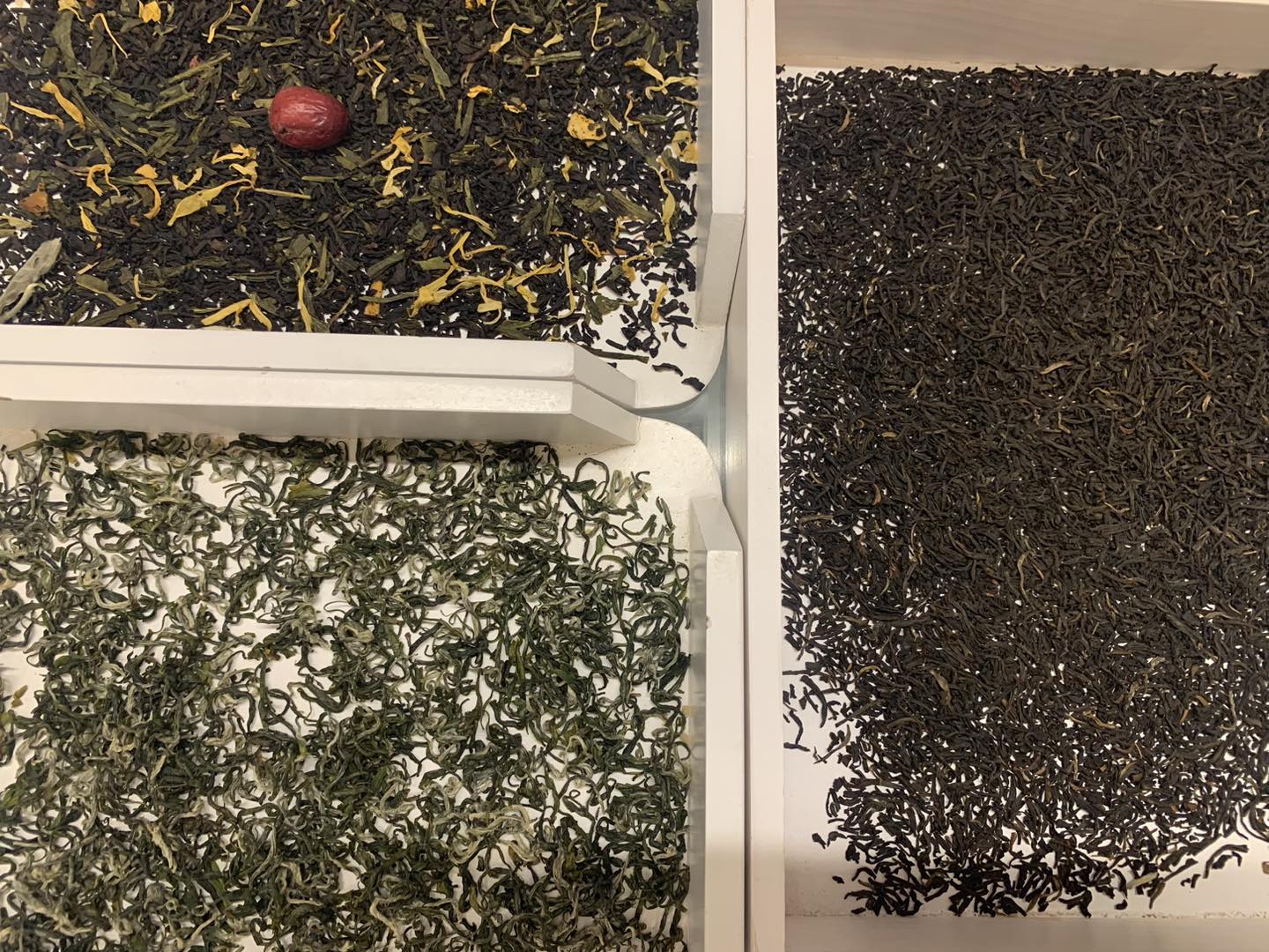 Feuilles de thé et tasse, autour des idées reçues sur le thé