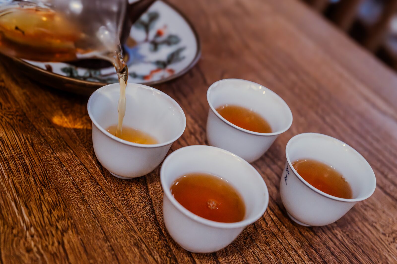 Le thé versé dans de petites tasses en porcelaine