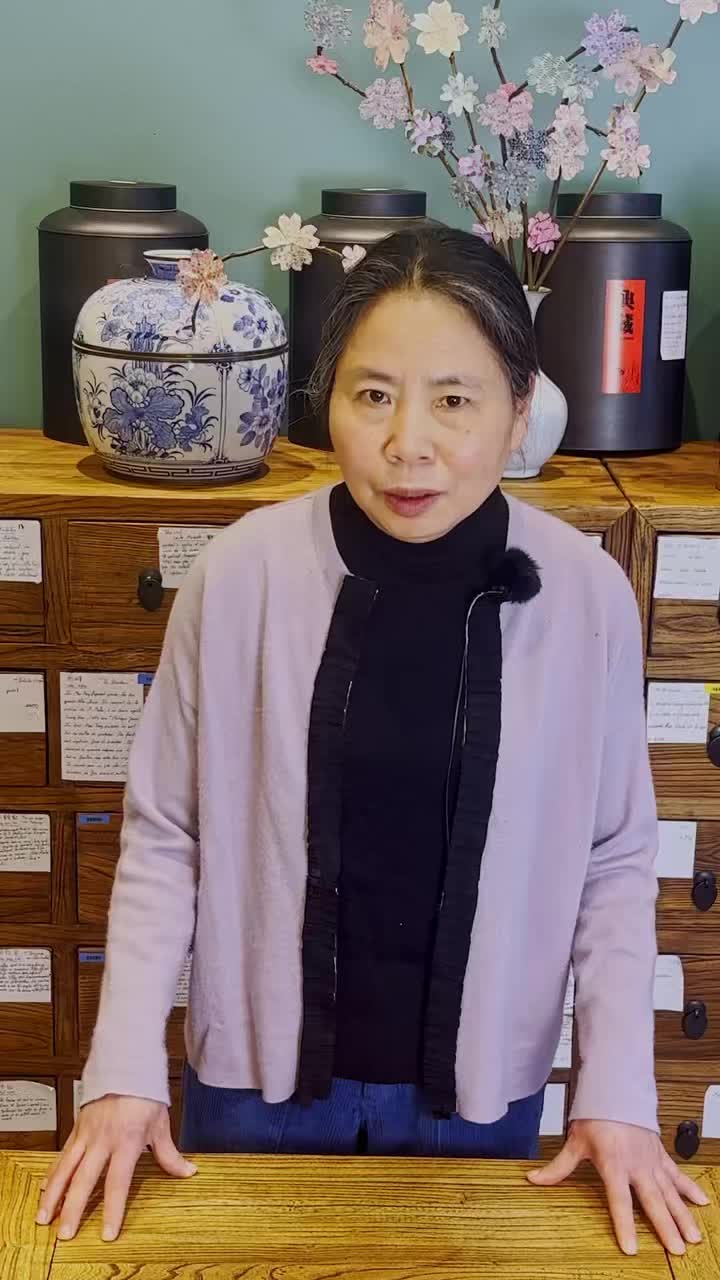 Lijun explique la différence entre thé rouge et thé noir, à la boutique