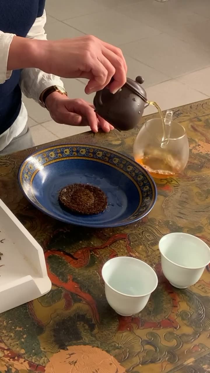 Le thé rouge du Yunnan aux fils dorés, présenté à la boutique