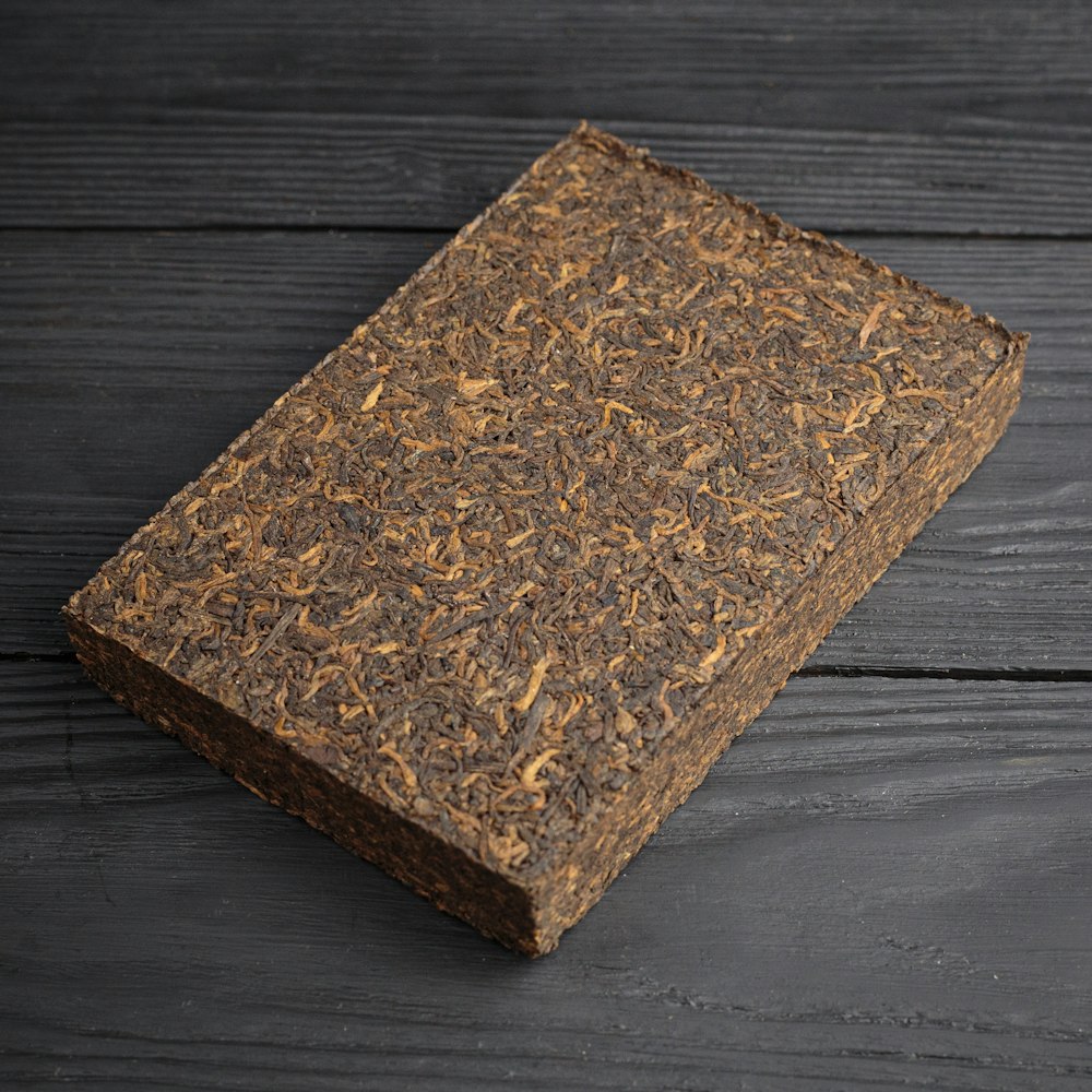 Pu'er cuit en galette — Terre humide et sous-bois, d'une longue persistance.