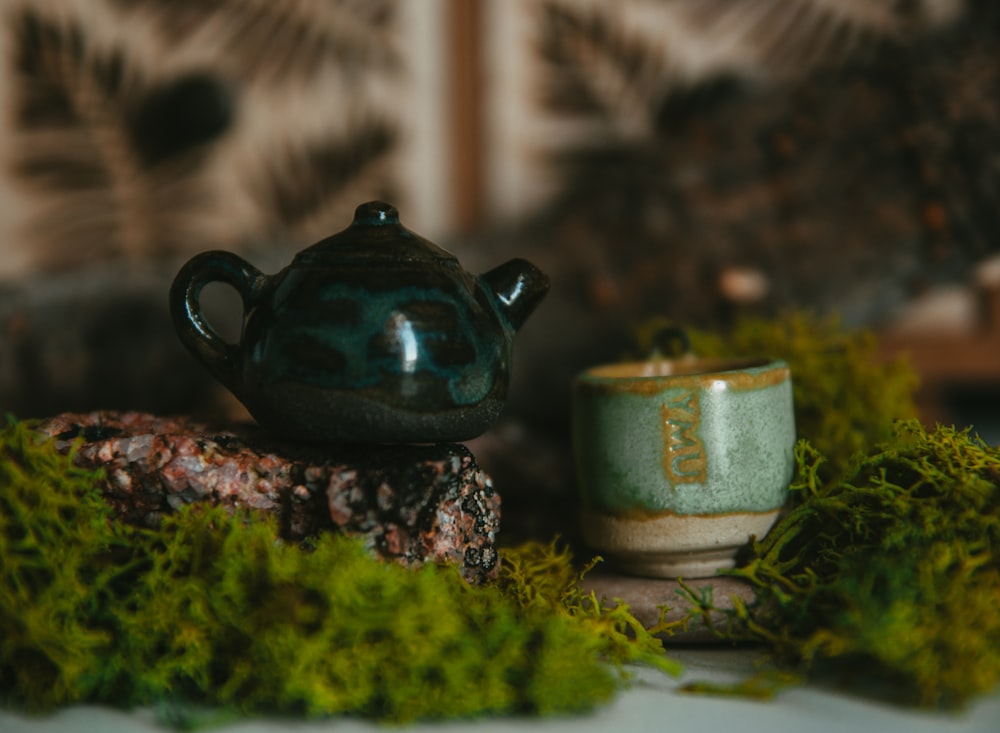 Théière en grès vert