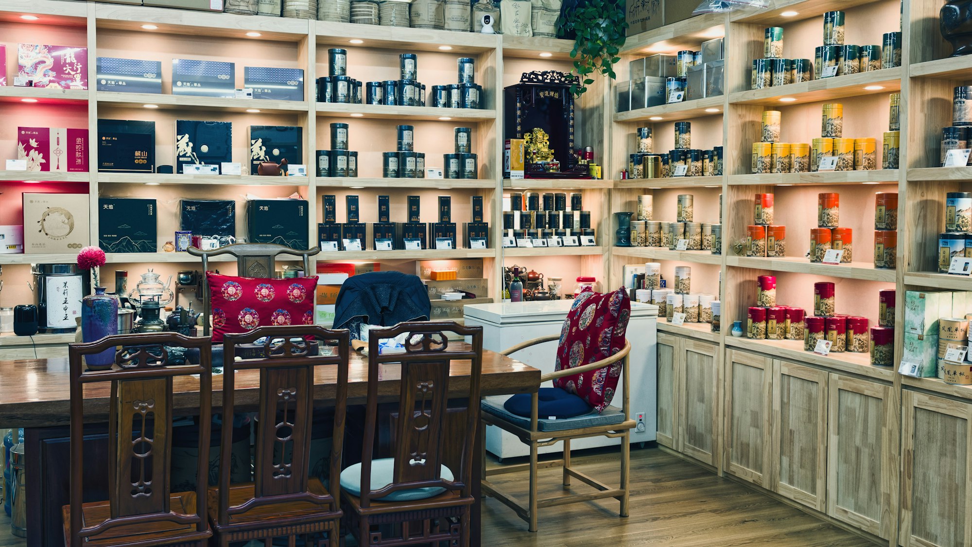Les étagères de la boutique de thé, boîtes et bocaux alignés sur le bois