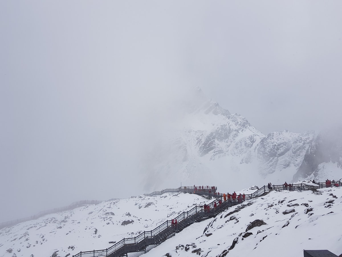 Montagnes du Yunnan dans la brume