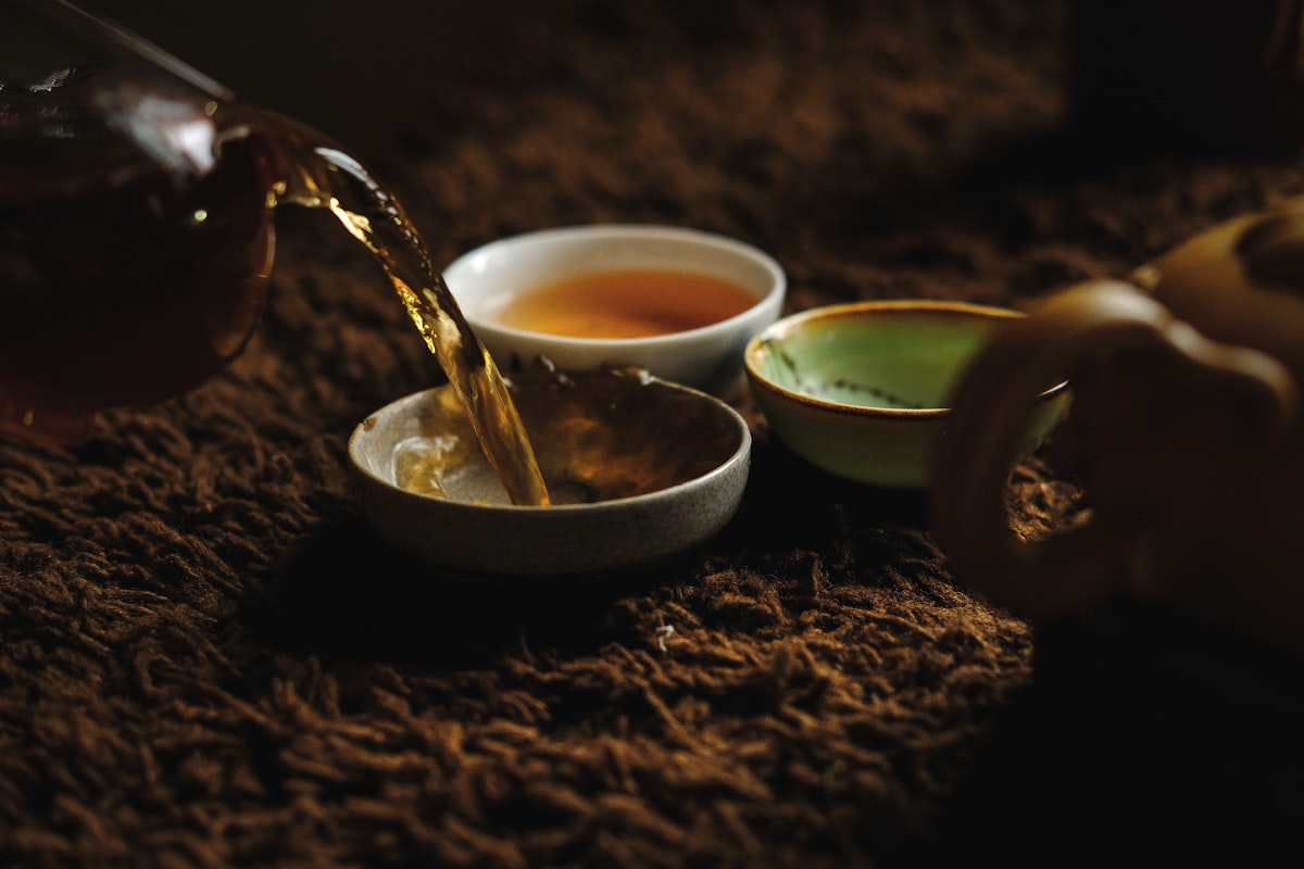 Thé versé en petites tasses